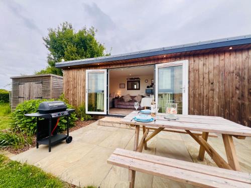 Moffat Apartment | Romantic Cabin Retreat on 50-Acre Suffolk Farm