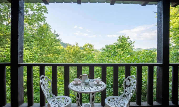 Sevierville Ski Chalet | Romantic + Cozy +Views Smokey Mountain & Hot Tub
