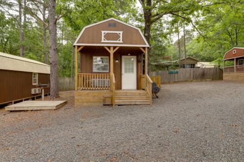 Greers Ferry Apartment | Romantic Escape in Greers Ferry Less Than 1 Mi to Lake