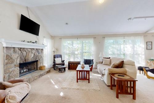 Topton House | Romantic Lake Retreat