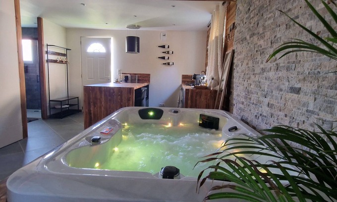 Chabottes Apartment | Romantic mountain escape, private Jacuzzi.