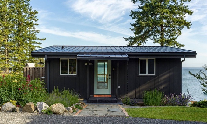 Eastsound House | Romantic Oceanfront Getaway/Hot tub/Chef Kitchen