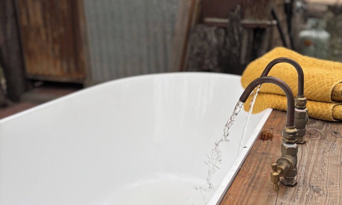 Moama Cabin | Romantic Off Grid Nature Stay for 2 with Outdoor Bath Only 5 minutes from Moama