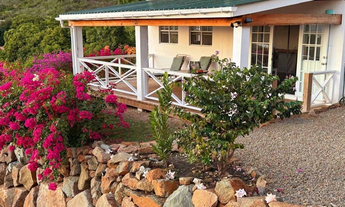 Johnson's Point Apartment | Romantic Off-Grid Sea View Retreat/Walk to Beach