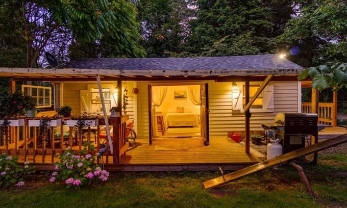 West Hazel Dell Cottage | Romantic, Pet friendly Hideaway minutes from downtown VAN, PDX & Portland