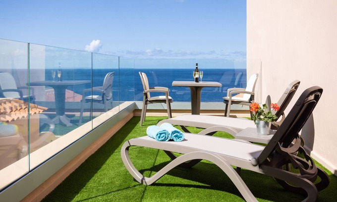 Los Gigantes Apartment | Romantic Retreat In Prime Position With Stunning Views