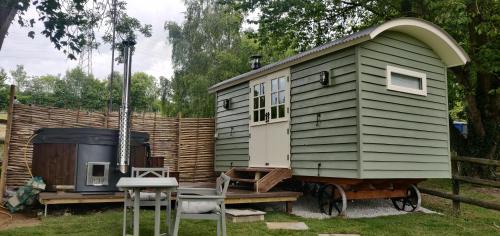 Hollingbourne House | Romantic Shepherds hut with stunning sunsets