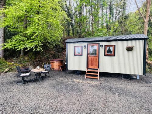 Dolgellau Ski Chalet | Romantic Shepherds Hut with Hot Tub in The Heart of Snowdonia