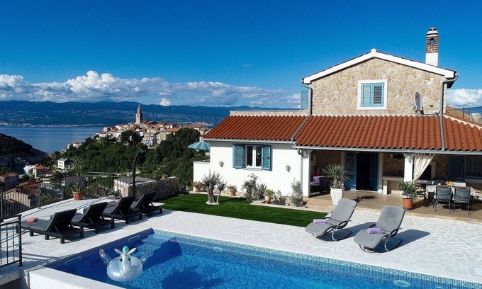 Vrbnik Villa | Romantische Steinvilla mit Pool,fantastische Lage,700 m vom Strand Entfernt