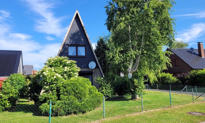 Neufeld House | Roof house by the North Sea with an enclosed garden, directly behind the dike