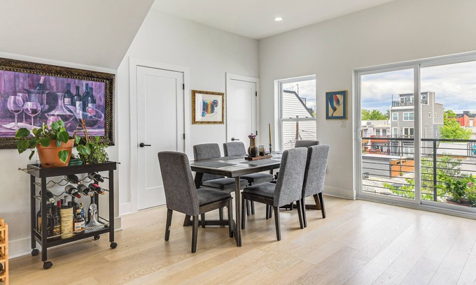 Park View Condo | Rooftop Deck w/City Views: Walkable DC Getaway!