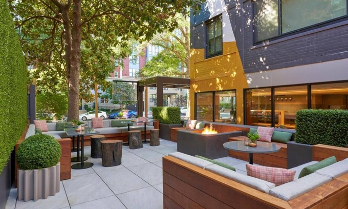 Logan Circle House | Rooftop Pool & Bar Onsite! Close to Capital One Arena and The National Mall!