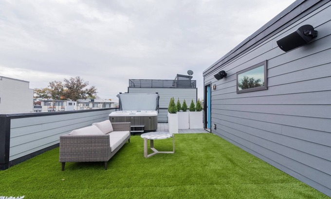 Third Ward House | Rooftop Views & Hot Tub, Walk to BofA Stadium, Uptown Lux