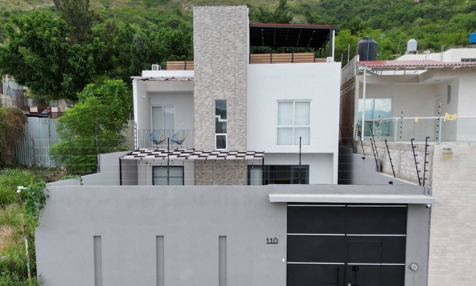 San Agustin de las Juntas House | Rooftop w/mountain view & Waterfall pool. 7min to airport -15min to downtown