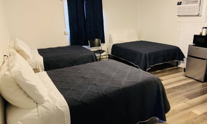 Harper Hotel | Room 21 - Triple Queen - Sleeps 6 - Harper Motel
