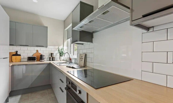 Coventry Apartment | Room 5 25 Meriden Street