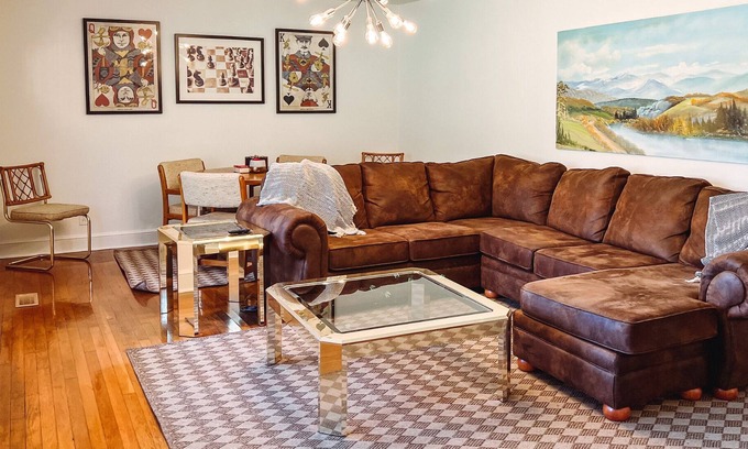 Bristol House | Room for 8+ Walking Distance to Casino!