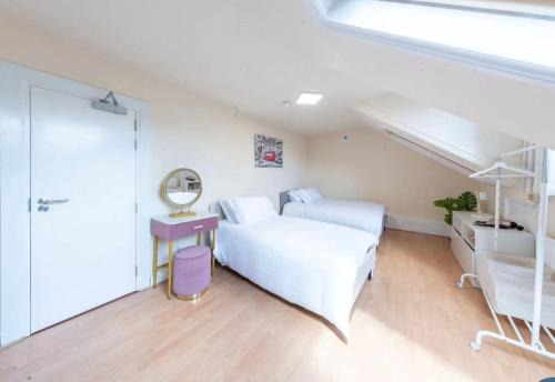 Kentish Town Apartment | Room for Three in Camden Town