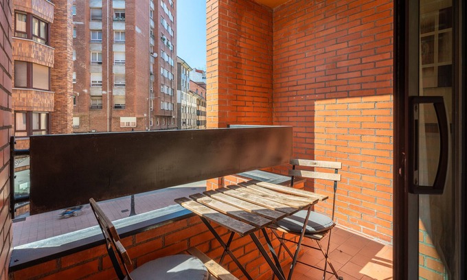 Distrito Llano Apartment | Room 'Gijón' with Private Terrace and Wi-Fi