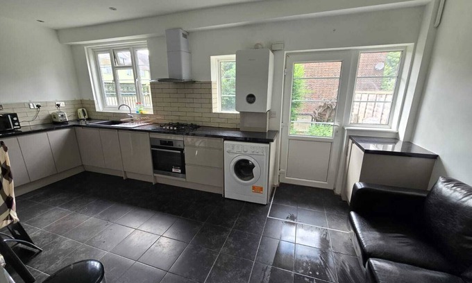 St. Dunstan's House | Room in Guest Room - Limehouse Townhomes Modern Spacious Serviced Double Room