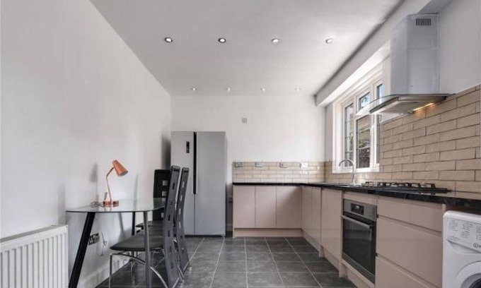 Tower Hamlets House | Room in Guest Room - Limehouse Townhomes With Modern Spacious Serviced Double Room