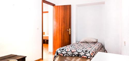 El Ejido House | Room in Malaga Center, Homestay "Window to Road" - Habitación en Apartamento, Ventana a la careterra!