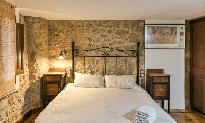 Pujals dels Pagesos Apartment | Room 'Llebeix' with Shared Pool, Wi-Fi and Air Conditioning