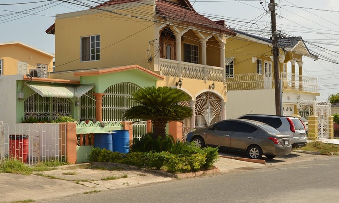 Caribbean Estates House | Room on a Budget