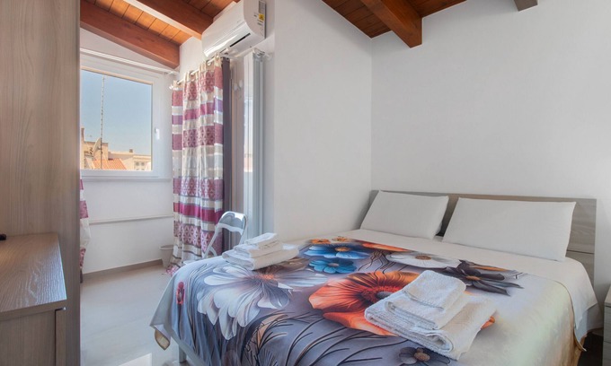Terlizzi Apartment | Room 'Red' with Shared Terrace, Wi-Fi and Air Conditioning