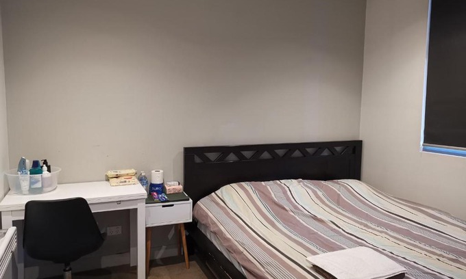 Docklands House | Room with king-size bed close to Melbourne CBD & Southern Cross Station