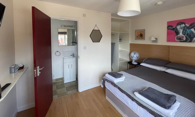 Byfleet Apartment | Rooms to rent in local pub in the heart of Byfleet!