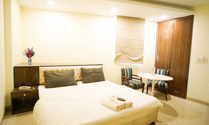 New Delhi Hotel | Roomshala 014 Hotel EM