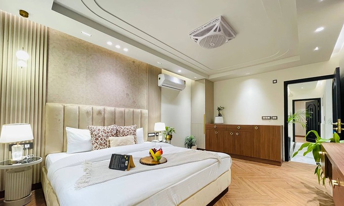 Saket Hotel | Roomshala 134 Premium Rooms Saket