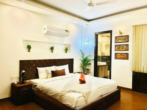 South Extension Hotel | Roomshala Luxurious Studio Apartment In South Extension