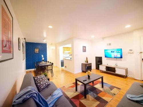 Jersey City Apartment | Roomy 3BR Apartment Near NYC - City Access