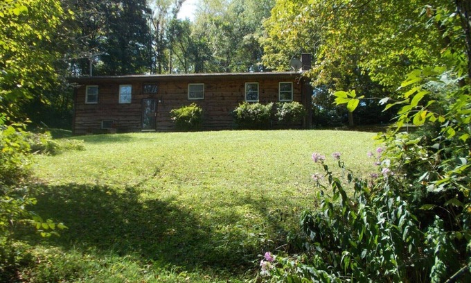 Tannersville House | Roomy Relaxing House Large Yard Stores Restaurants Trails Lake River Paved Drive