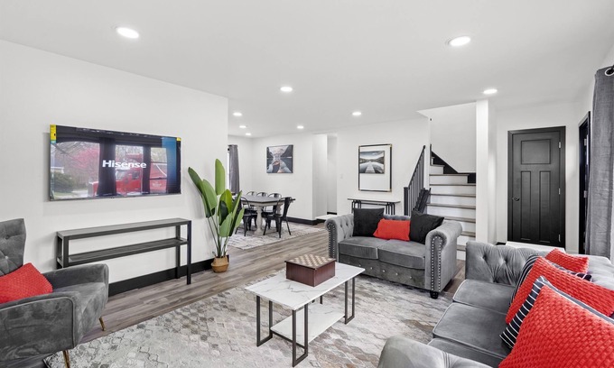 Chesterton House | Roomy Retreat–Family&Friends|2 King Beds|Game Room | Valpo University | Dunes
