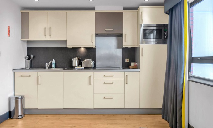 Leeds Apartment | Roomzzz Leeds City West