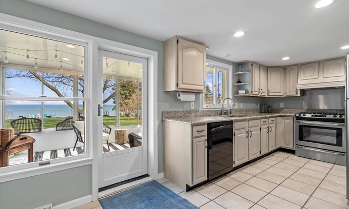 Carsonville House | Root 2 Rise Retreat is Lakefront and Sleeps 10!