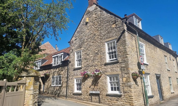 Thornton Dale Cottage | RORTY CRANKLE, pet friendly, with open fire in Thornton Dale