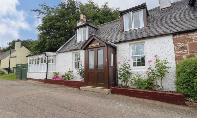 Strathpeffer Cottage | ROSE COTTAGE, family friendly, with a garden in Strathpeffer
