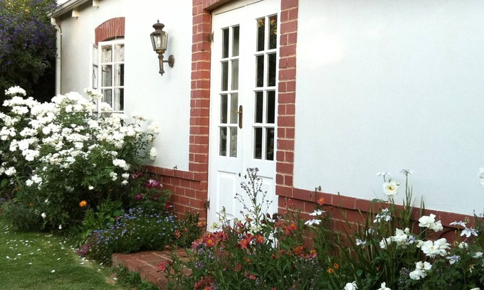 Parkview Cottage | Rose Cottage in a gorgeous garden