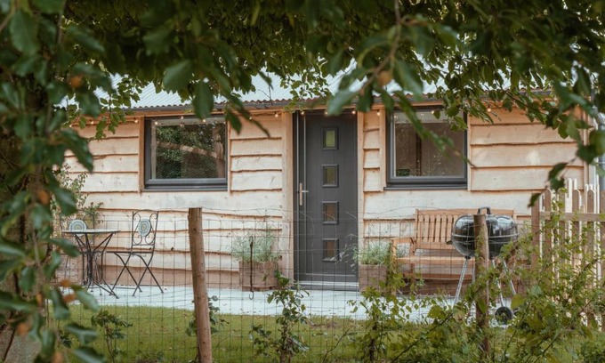Lydney Ski Chalet | Rose Hideaway - Forest of Dean Cosy Cabin Retreat