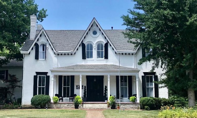 Versailles Hotel | Rose Hill Inn