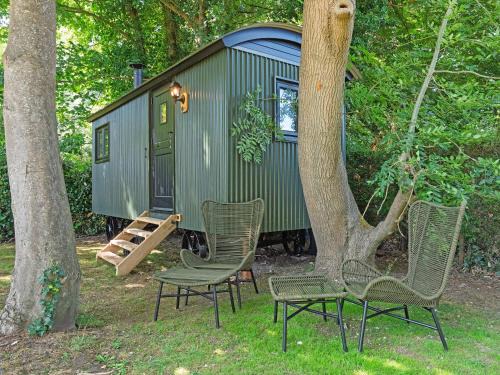 Chipstead Apartment | Rose Hut Hideaway - Uk50233