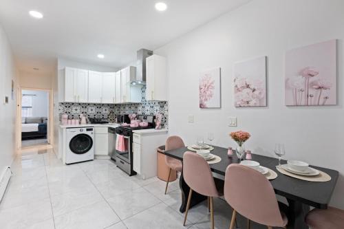 Union City Apartment | Rose Stay, Stylish 2BR Apartment - Sleeps 6 - 25 Min to NYC