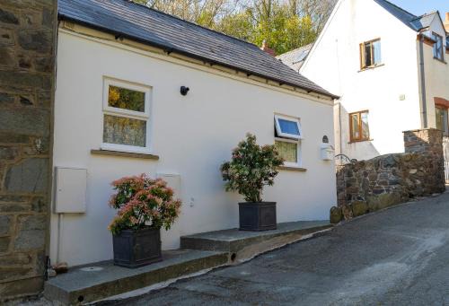 Fishguard Apartment | Rosebud cottage Romantic cottage for a couple