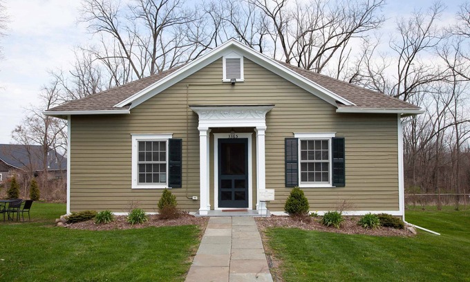 Geneva House | Rosehill Cottage Lake Views & Mansion Grounds