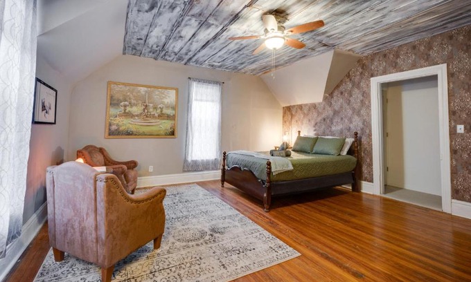 Clarksville Apartment | Ross & Ashley's Retreat (117 Marion St, #4)