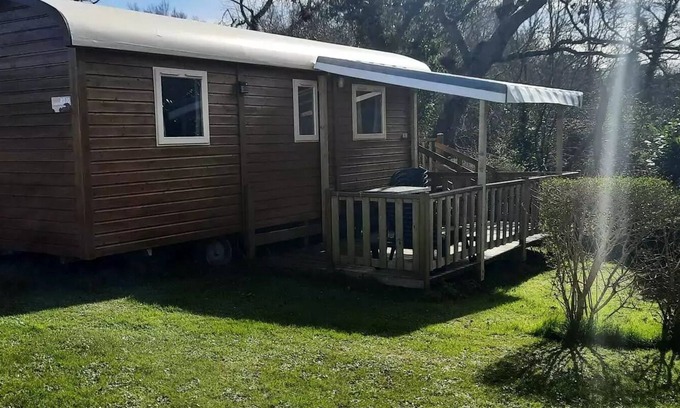 Perros-Guirec Cabin | Roulotte 22m2 - 2 Schlafzimmer (Eloïse type) - (ANIMALS FORBIDDEN) 4 Personen